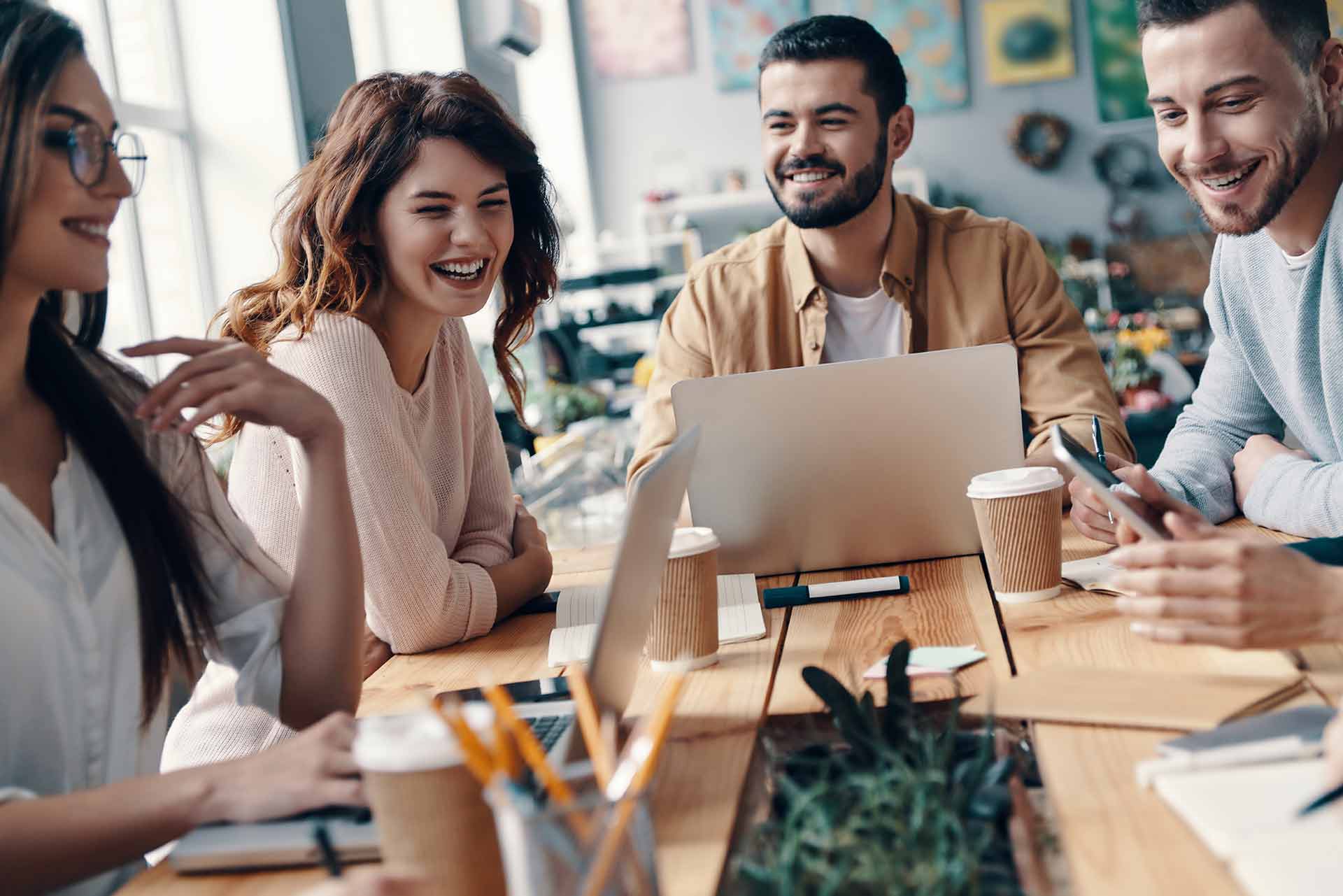 Trabajo híbrido y el regreso a las oficinas: productividad y conexión